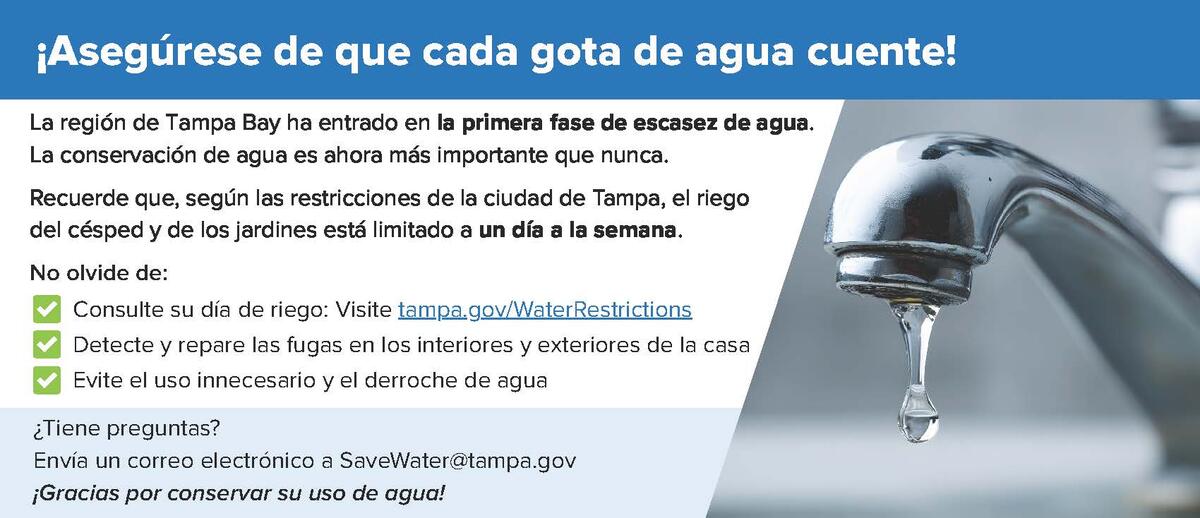 Letrero que insta a los clientes a seguir las normas de riego de Tampa.
